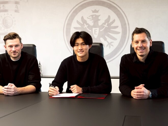 「ゴラッソ」「音もえぐい」ドイツ強豪の18歳日本人が決めた圧巻の一撃にファン注目！ クラブ公式も賛辞「スーパーボレー」「夢のゴールだ」