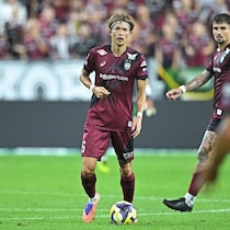 神戸にアクシデント。34歳MFが途中交代。前半途中、ピッチに座り込む。右膝を痛めたか