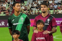 試合終盤にアクシデント…神戸の２選手が激しく頭部衝突。前川は担架で、トゥーレルは救急車で搬送