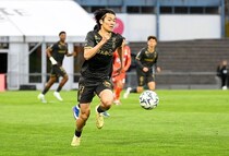 「え、怪我とかじゃないよね」イングランド戦で躍動した日本代表MF、まさかの“前半で交代”にネット騒然「ほんまに気の毒」「こりゃ不満たまるや」