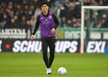 板倉滉と共に復帰した冨安健洋、意外なボランチ投入から13分でまさかの一発レッド…