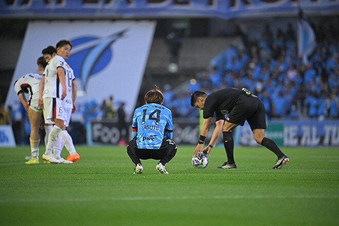 失点数はワーストタイで優勝は風前の灯...川崎はどう進むのか。鹿島戦で決定力の差を嘆いた長谷部茂利監督は選手たちに発破「自分たちは結局何をしたいんだ」