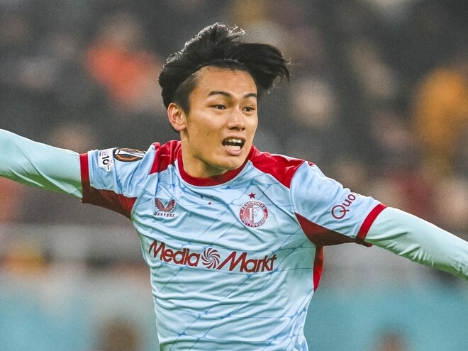 上田綺世が今季23点目！ エールディビジ日本人対決で先制ゴール、CKに反応して豪快な高打点ヘッド弾を叩き込む