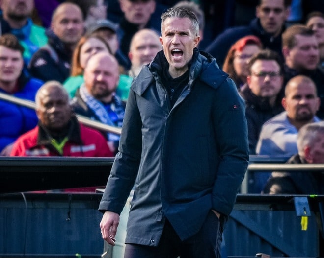 「これは“真っ赤なカード”だ」フェイエ指揮官は激怒！ 上田綺世を倒した相手DFの警告処分に納得いかず「本当に信じられない。悲劇的だ」