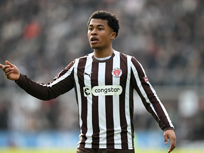 「我々が目ざす姿ではない」チームは０－５の大敗…２失点に関与した日本代表MFに指揮官が苦言「態度、消極的な動きが気に入らなかった」