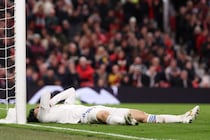 「大丈夫か」「ケガだけはやめて」ピッチに座り込み…日本代表戦士の途中交代にネットざわつく「何事もない事を祈る」