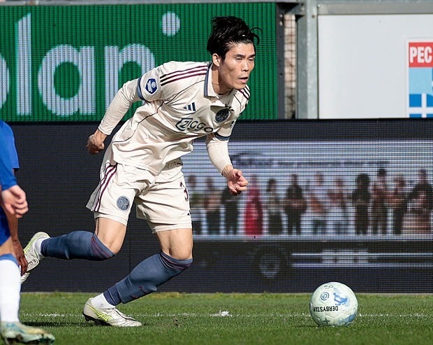 「やめて」「何をやっとん？」復帰戦13分でレッドの日本代表DF、まさかの起用法に不満の声「頼むからCBで使ってくれよ」