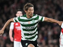 「ボールが彼を経由するたびに…」CLの舞台でプレミア首位対手に奮闘した日本人MFを現地メディアが絶賛！ 交代には疑問「なぜ代えたのか」「いなくなってチームは弱くなった」