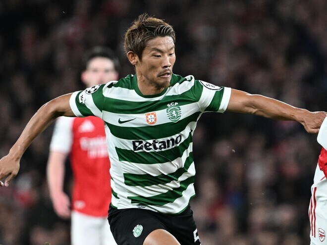 「ボールが彼を経由するたびに…」CLの舞台でプレミア首位対手に奮闘した日本人MFを現地メディアが絶賛！ 交代には疑問「なぜ代えたのか」「いなくなってチームは弱くなった」