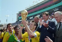 【W杯回顧録】第15回大会（1994年）｜「もう足に力が残っていなかった」PK戦に泣いたR・バッジョ。日本の“ドーハの悲劇”にマラドーナ追放、ブラジルが24年ぶりの頂点に