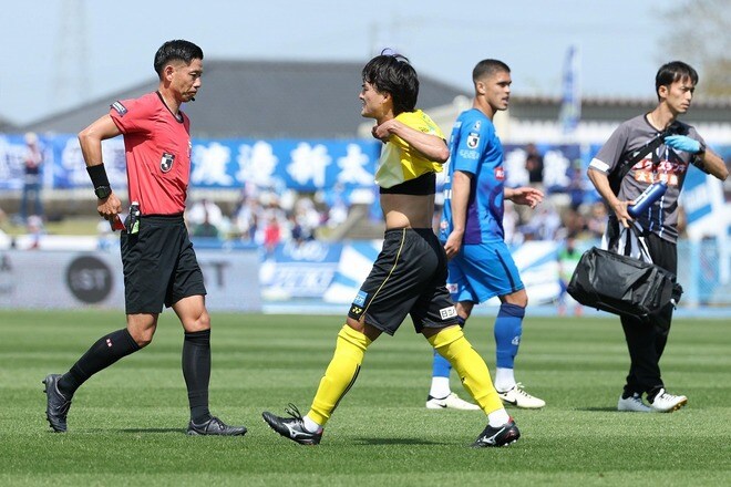 前半33分で一発レッド…柏の久保藤次郎が危険タックルで退場、数的不利に。連敗回避へ暗雲