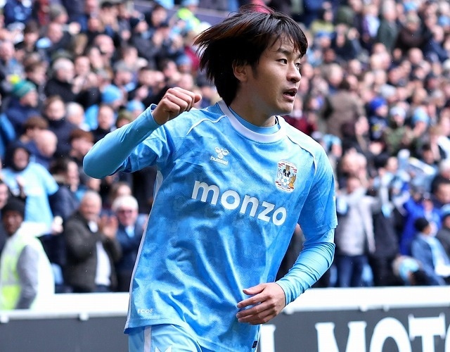 「ランパード監督と喜び合う姿が最高に熱い」「本当に誇らしい！」29歳日本人レフティがイングランドでV戦士に！グラサンをかけて歓喜