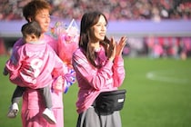 「奥さまの腹筋すごい！」柿谷曜一朗＆美人タレント妻が披露した“びっくり夫婦トレーニング”に脚光！「お２人とも可愛い」「なんか笑える」