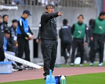 ジュビロに「熱量」を取り戻す。「逃げるわけにはいかない状況」で就任した三浦文丈新監督のビジョン。目の前の現実に向き合い、最大化を目ざす