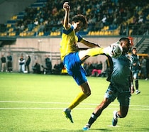 「異次元ですね」「W杯メンバーに滑り込みそう」20歳日本代表FWが今季11点目！“アクロバティック”な一撃にSNS驚嘆！「なかなかスゴイ」