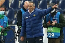 W杯前に電撃交代！ サウジ代表がギリシャ人指揮官の就任を発表「豊富な指導経験を持つ」「次の段階へスムーズに移行する助けに」