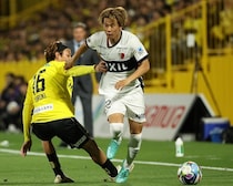 奪って、ドリブル、相手を翻弄！ 鈴木の先制弾をお膳立てした濃野の力強い突破に、林陵平も「スーパー！」【鹿島】