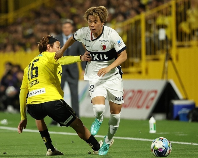 奪って、ドリブル、相手を翻弄！ 鈴木の先制弾をお膳立てした濃野の力強い突破に、林陵平も「スーパー！」【鹿島】