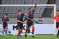 「えっぐw」「電車の中で腰抜けたわ」SNS驚愕！ FC東京FWの衝撃“弾丸ショット弾”に称賛の声「ばけもんすぎる」「ゲームみたいだな」
