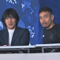 「えっ、なぜ!?」J視察の日本代表コーチ中村俊輔の隣に“まさかの人物”が…