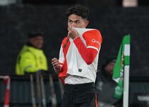 「怪我だいじょうぶ？」日本代表主力DFの負傷交代にSNS騒然「痛めたぽいのが不安」