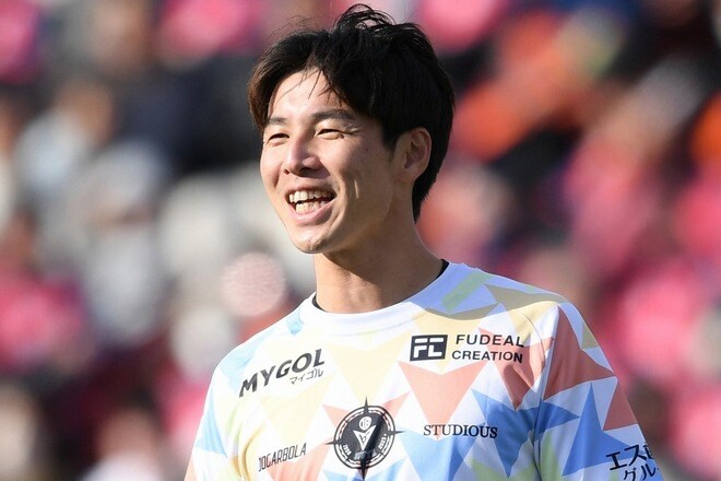 「すげぇ…」「アウトサイドで決めるなんて」衝撃の一撃！ 33歳FWの“美軌道”ロング弾にファン騒然「上手すぎる」