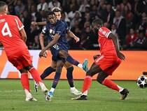 衝撃の５－４！昨季覇者パリSGが独王者バイエルンとの壮絶な打ち合いを制す！伊藤洋輝は大一番で出番なし【CL準決勝】