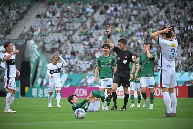 三竿の退場で数的不利に。鹿島が今季初の“90分”黒星。東京Ｖに１－２逆転負け