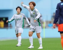 「サッカーの神様って本当にいるんですね」大宮Wとの激闘を制して優勝のベレーザ。今季限りで引退の岩清水梓がPK戦を回想「緊張はめっちゃした」【クラシエ杯決勝】