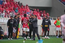７連敗で緊急の指揮官交代に揺れた浦和。川崎戦勝利に導いた田中達也暫定監督がもたらした変化とは