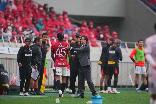 ７連敗で緊急の指揮官交代に揺れた浦和。川崎戦勝利に導いた田中達也暫定監督がもたらした変化とは