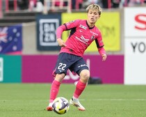 「魔法のようなパス」「将来が楽しみすぎる」バルサ育ちの20歳サムライが欧州で躍動！ 正確フィードでの決勝アシストに喝采！ ０－２→３－２の大逆転に貢献