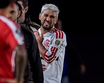 「W杯出場が危ぶまれている」南米の強豪に激震。10番MFが右鎖骨骨折。現地メディアが報道「手術を受ける予定」