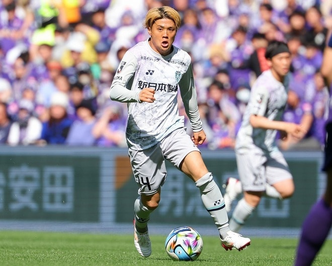 両足裏で相手の左脛に危険なタックル「著しく不正なプレーに該当」。広島戦で一発退場の福岡FW名古への処分が決定