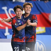 「２人の佐藤でネットを揺らしました！」実況もシャウト。龍之介のシュートのこぼれ球を恵允がねじ込む！ FC東京が多摩川クラシコで先制