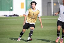 U-17日本代表の今と未来を繋ぐ、小野ジャパン最年少に託された使命。鳥栖U-18で活躍した兄を持つ有望株・竹内悠三にかかる期待【現地発】