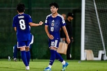U-17日本代表がGS２連勝！ 元砂のボレー弾で先制、一度は追いつかれるも“背番号10”が鮮烈な一撃！ 中国に２－１で勝ち切る【U-17アジア杯】