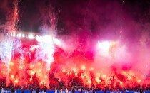「実に衝撃的な行動」チェコリーグで前代未聞の大混乱。数百人のファンがピッチに乱入「クレイジーな瞬間」と英紙報道