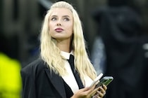 「えげつない美人だ」ウクライナ代表DFのブロンド妻が魅せた“ワールドクラスの美貌”に脚光 「内面からも滲み出ている」「そして娘たちは天使」