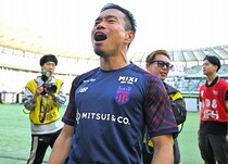 「スタッフと現場で多少ズレが起きる。ピッチ内で解決できる選手がいるのはすごく重要」元日本代表が長友佑都の選出を語る。注目選手は２人挙げる