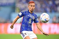 「伝説たちの仲間入りした」メッシ、C・ロナウドらと並ぶ…39歳日本代表DFの“アジア初”偉業に海外メディアも驚嘆！「真のリーダー」「豊富な経験を注ぎ続けている」