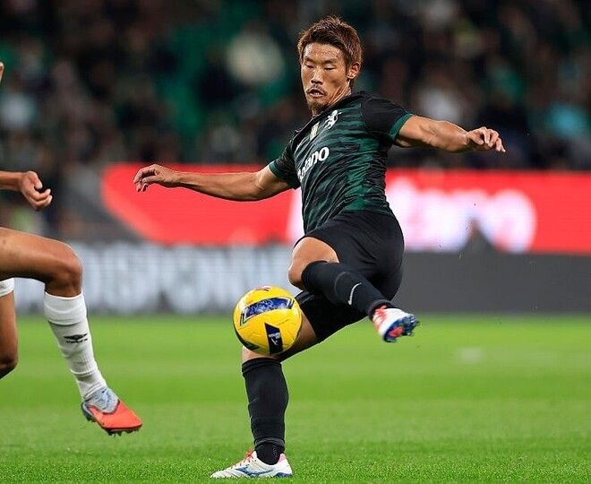 「奪い取る可能性がある」W杯メンバーから衝撃選外→当日に電撃発表の日本人MF、来季CL出場のプレミア名門が“強奪”か！指揮するのは久保を冷遇した知将「獲得レースに本格的に参戦」