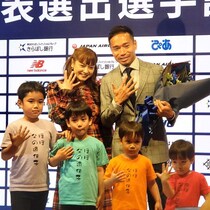 長友佑都の代表選出会見に平愛梨さんがサプライズ登場！ ４兄弟のTシャツには「ほぼ父の遺伝子」【日本代表】