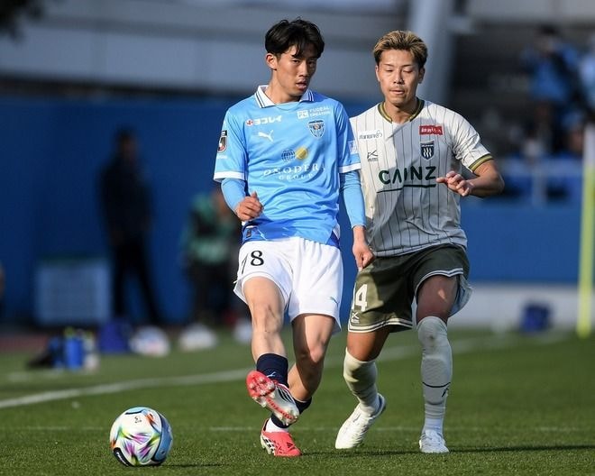 “潤滑油”として機能も「それだけじゃいけない」。18歳・岩崎亮佑はもっと貪欲に。“仕留める”ことにもフォーカス「ガツガツやっていきたい」【横浜FC】