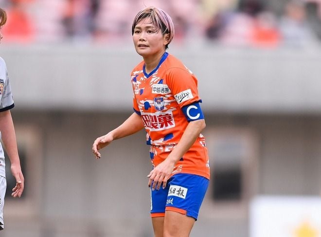 「惚れてまうやろ！」「アイドルだ」元なでしこ川澄奈穂美の“モデルショット”にファン虜！「ロングスカート似合ってる」