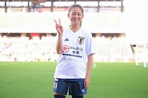 「とても素敵です」「最高の笑顔！」なでしこDF＆“Jリーグの女神”の仲良し２ショットが話題！「お２人とも明るい」