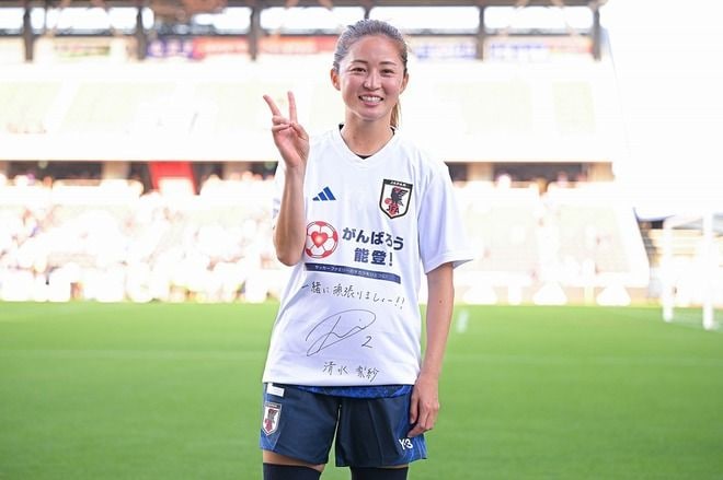 「とても素敵です」「最高の笑顔！」なでしこDF＆“Jリーグの女神”の仲良し２ショットが話題！「お２人とも明るい」