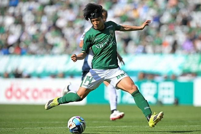 Jリーグで珍しいハプニング！ シュートでゴール方向に飛んだのはボールではなく…中継カメラ、GKも騙される？