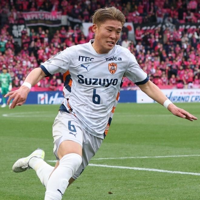清水、早い時間帯にアクシデント…主力MF宇野禅斗が無念の負傷交代。タックルを受け、右足首を押さえて担架でピッチを後に