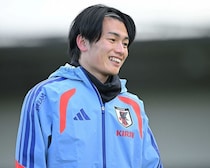 上田綺世“パパ”の顔「家族からパワーたくさんもらいました！」SNSで公開、愛娘と同じポーズで寝る姿も
